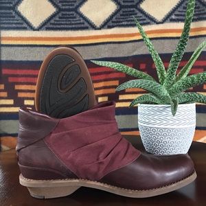 Merrell Ankle Boots [rare color] Women’s size 7.5 - Barely Worn